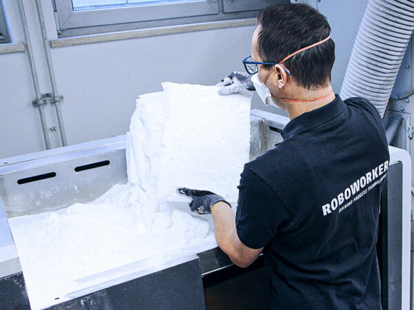 additive Fertigung: Konstrukteur entpulvert Bauteile