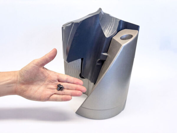 Modellbau Bohrerspitze mit Originalteil in einer Hand